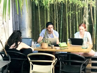 Room with tree-lined terrace in the heart of Nîmes
