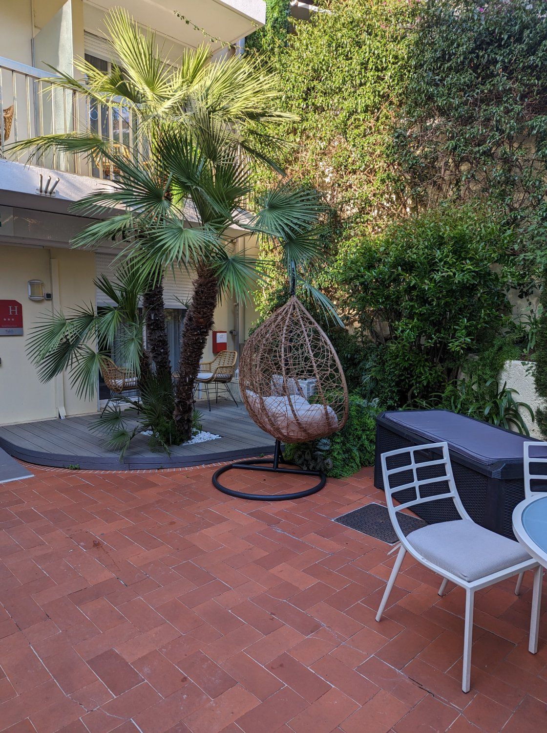 Lush Garden Venue for Events in Cannes