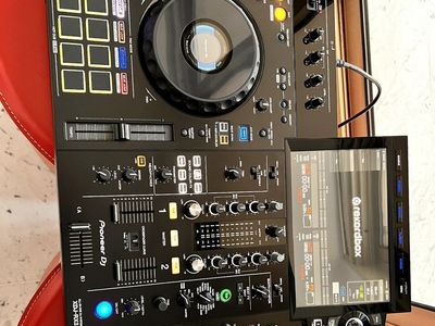 Large Villa with Pool and Sea Views