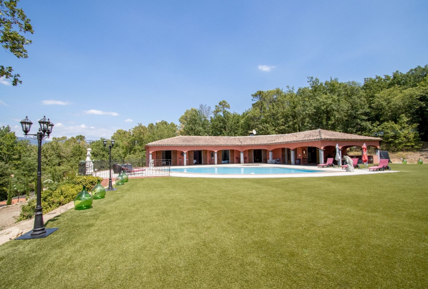 Villa Saint-Paul-en-Forêt : Lieu d'Événements Serein en Pleine Nature