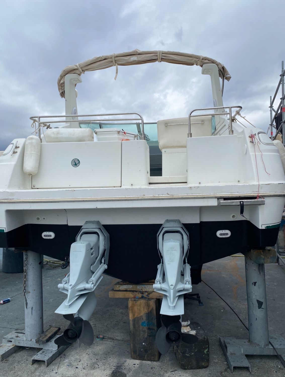 Twin-engine boat Jeanneau Yarding 27 feet, 410 HP inboard