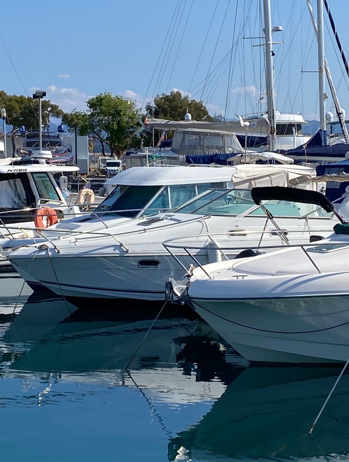 Twin-engine boat Jeanneau Yarding 27 feet, 410 HP inboard