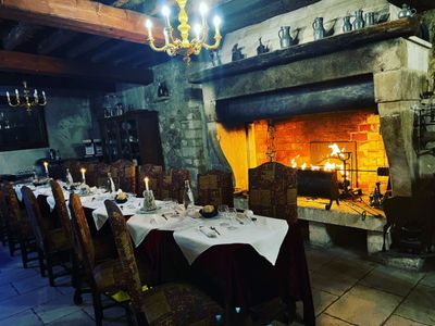 Restaurant and hotel in front of the Palais des Papes