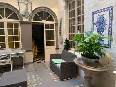 Restaurant and hotel in front of the Palais des Papes