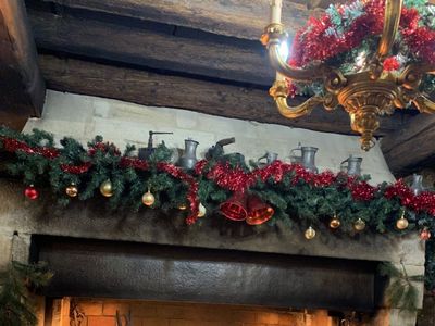 Restaurant and hotel in front of the Palais des Papes