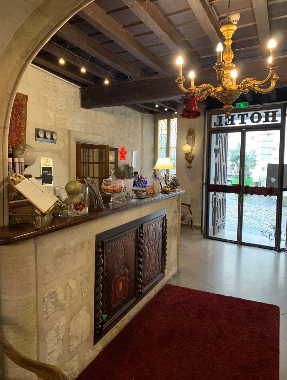 Restaurant et hôtel devant le Palais des Papes 