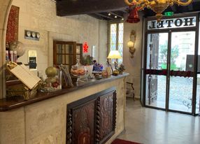 Restaurant and hotel in front of the Palais des Papes