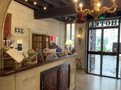Restaurant and hotel in front of the Palais des Papes