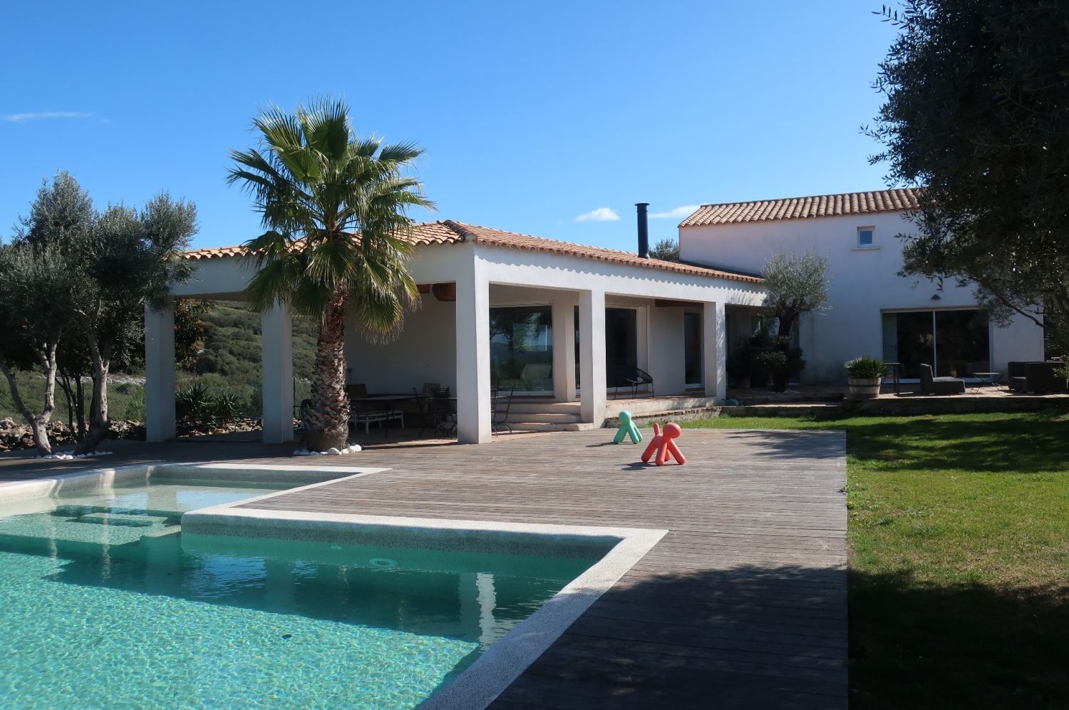 150 m² terrace with large swimming pool