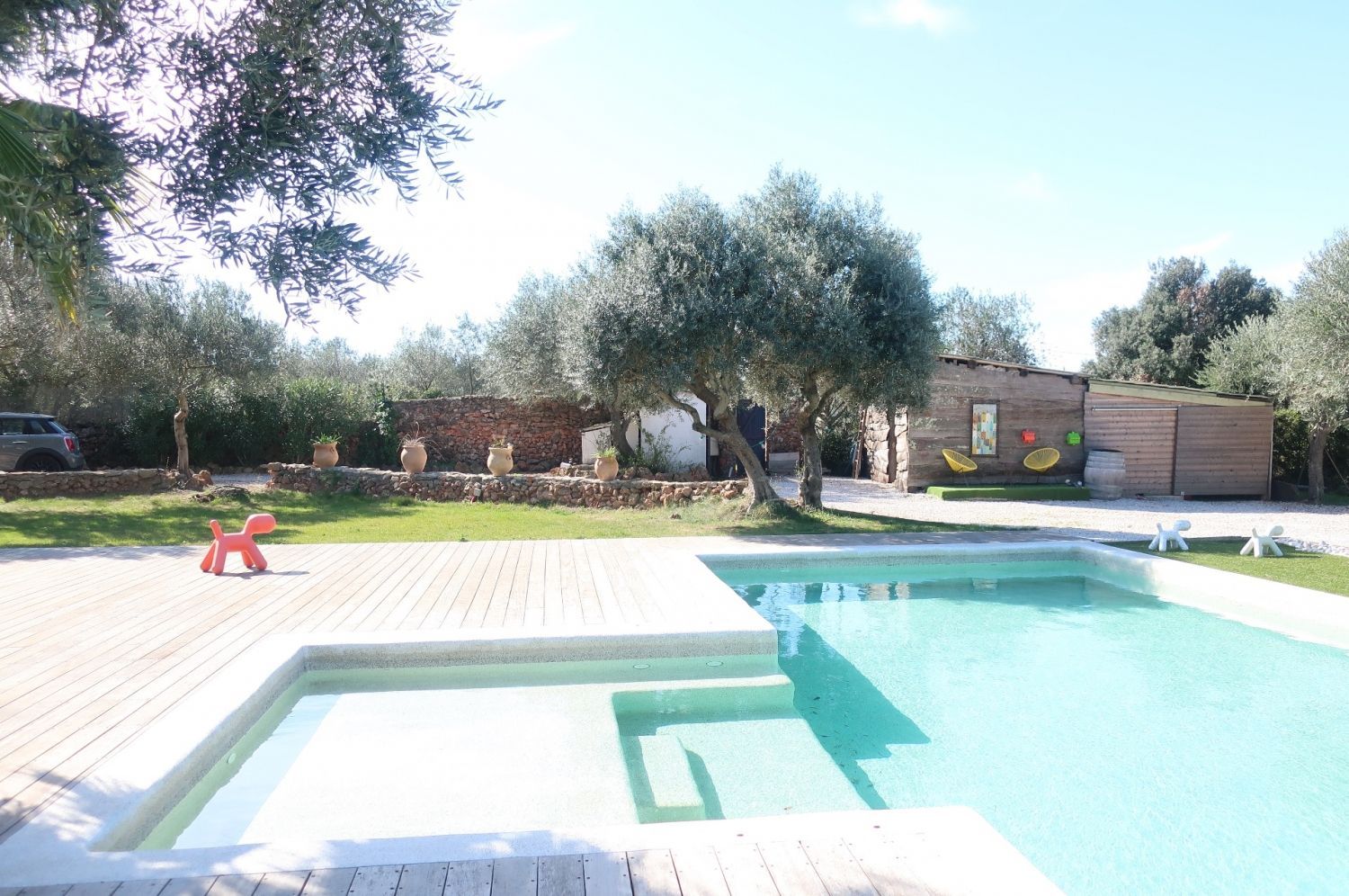 150 m² terrace with large swimming pool