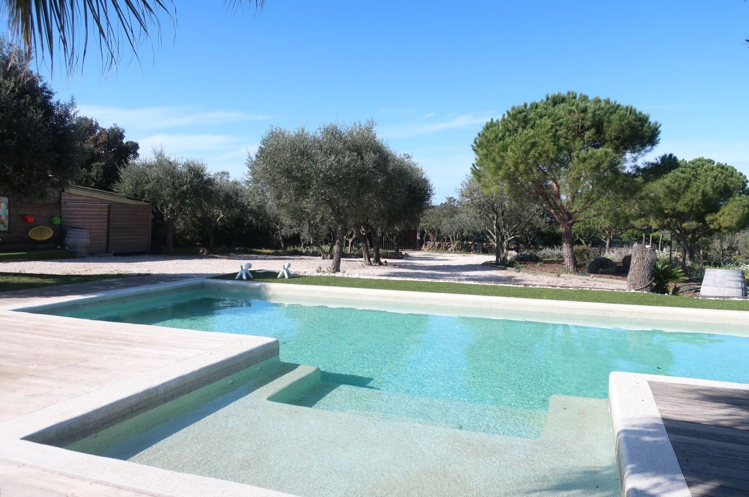 150 m² terrace with large swimming pool