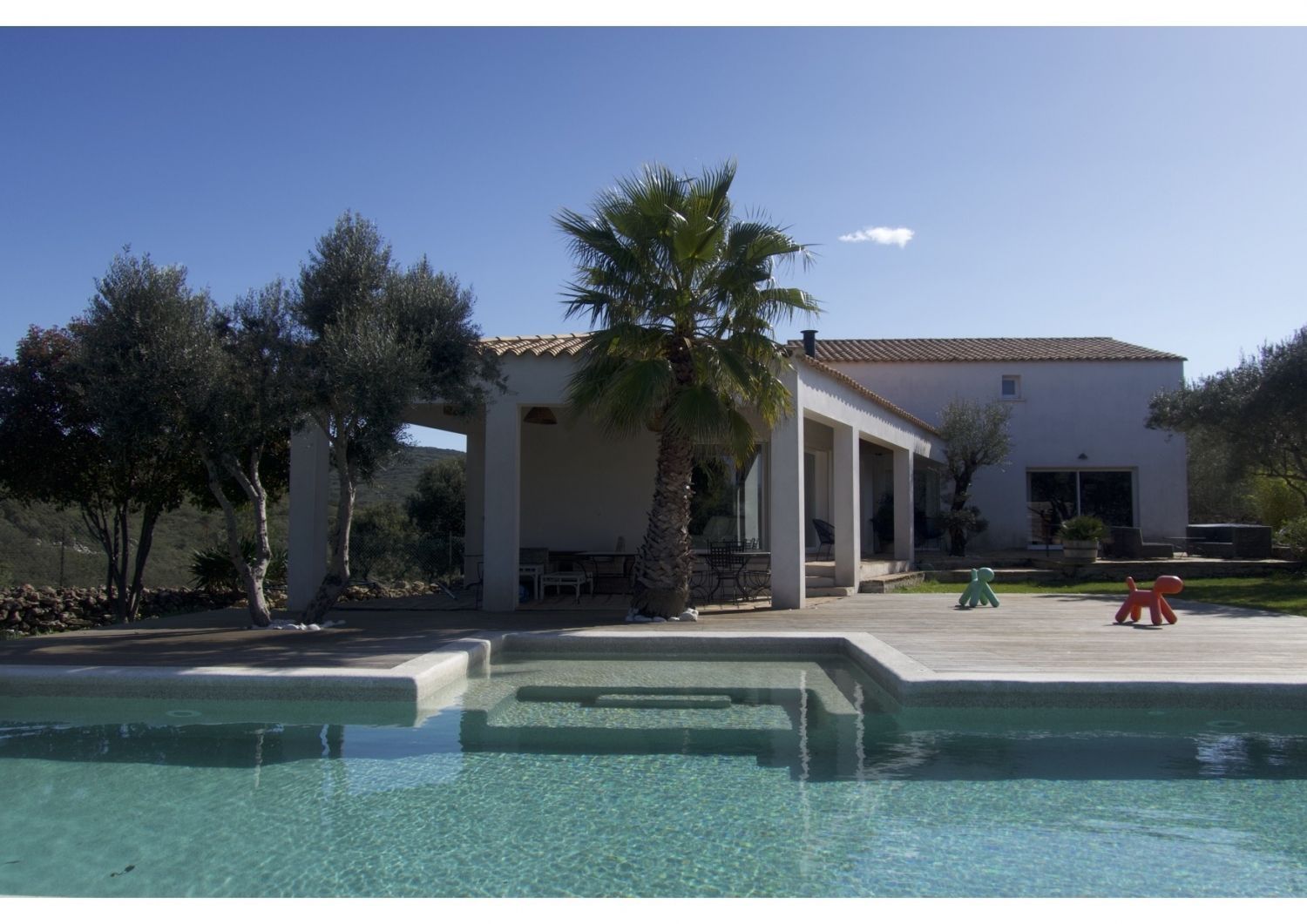 150 m² terrace with large swimming pool