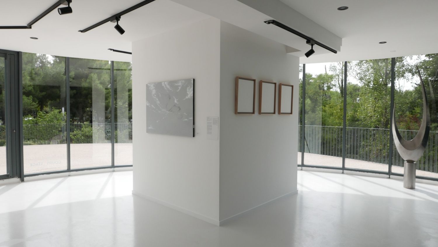 Gallery with terrace and view of greenery