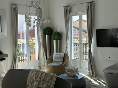 Central Cannes 3-Bedroom Apartment – Modern, Events up to 15
