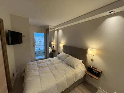 Cannes 3-Bedroom Apartment with Terrace – 110m² for Events up to 20