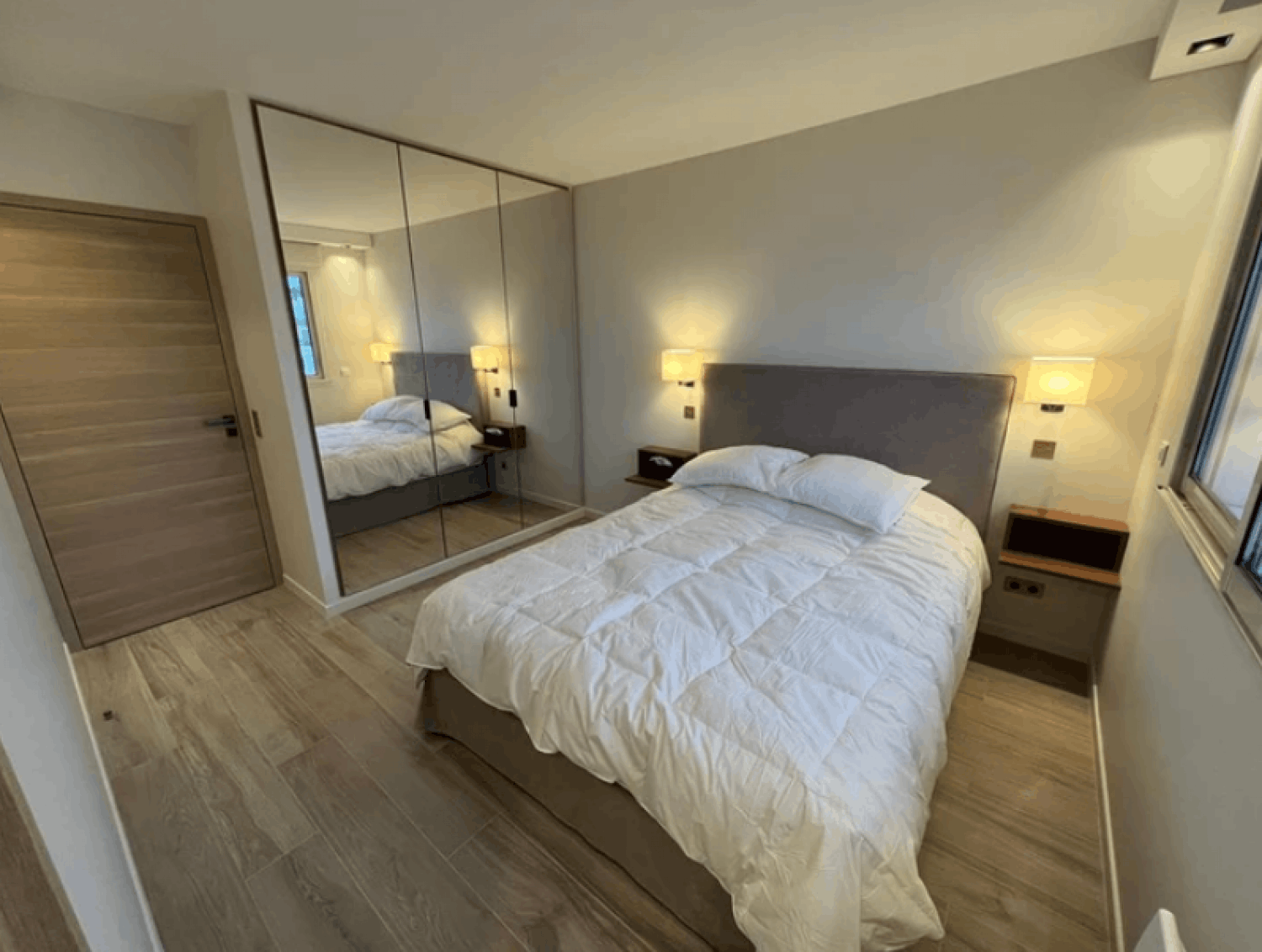 Cannes 3-Bedroom Apartment with Terrace – 110m² for Events up to 20