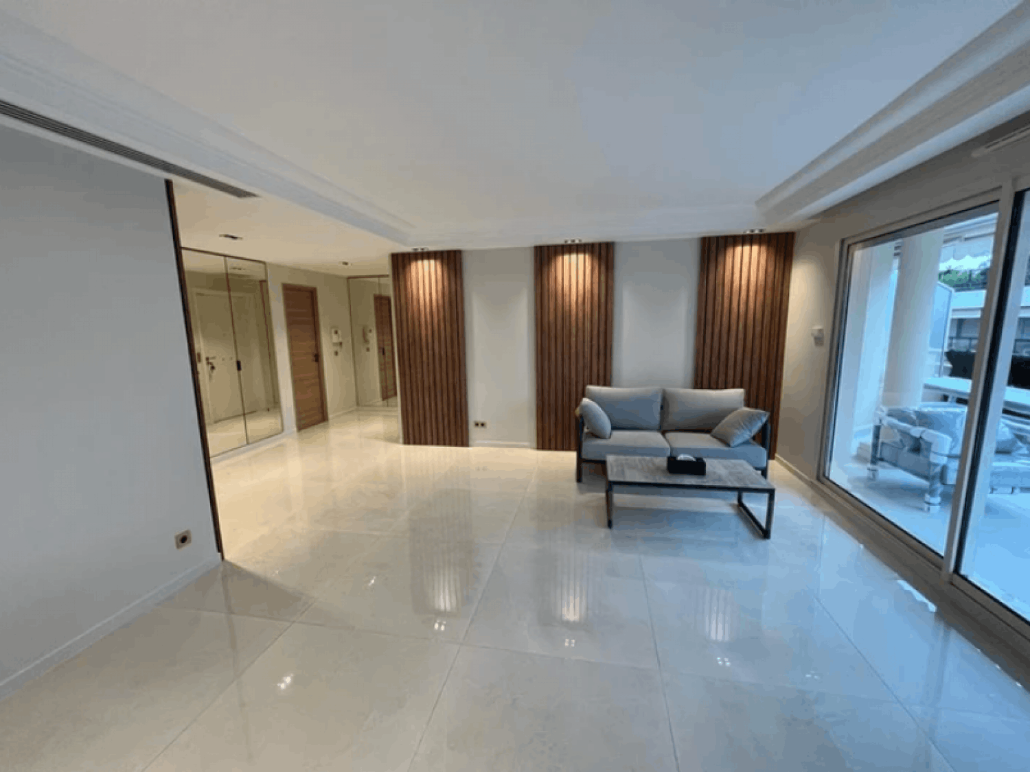 Cannes 3-Bedroom Apartment with Terrace – 110m² for Events up to 20