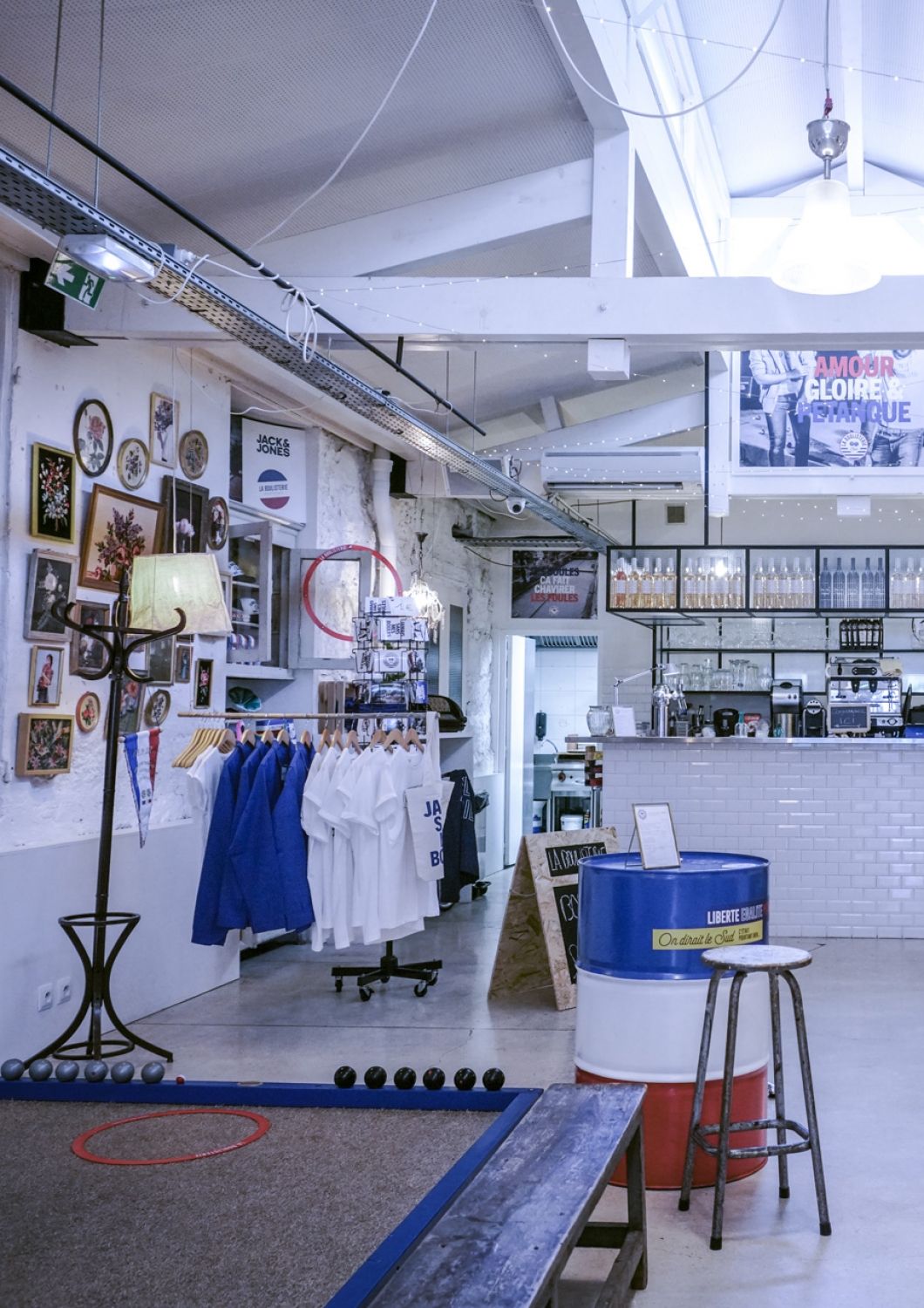 A funky spacious restaurant in Nice with Petanque!