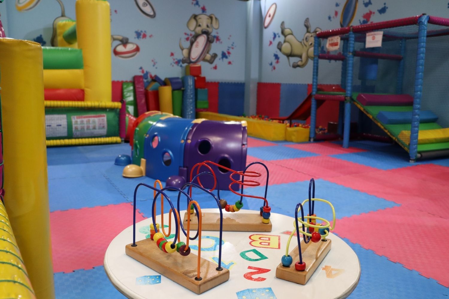 Salle de réception et une aire de jeux