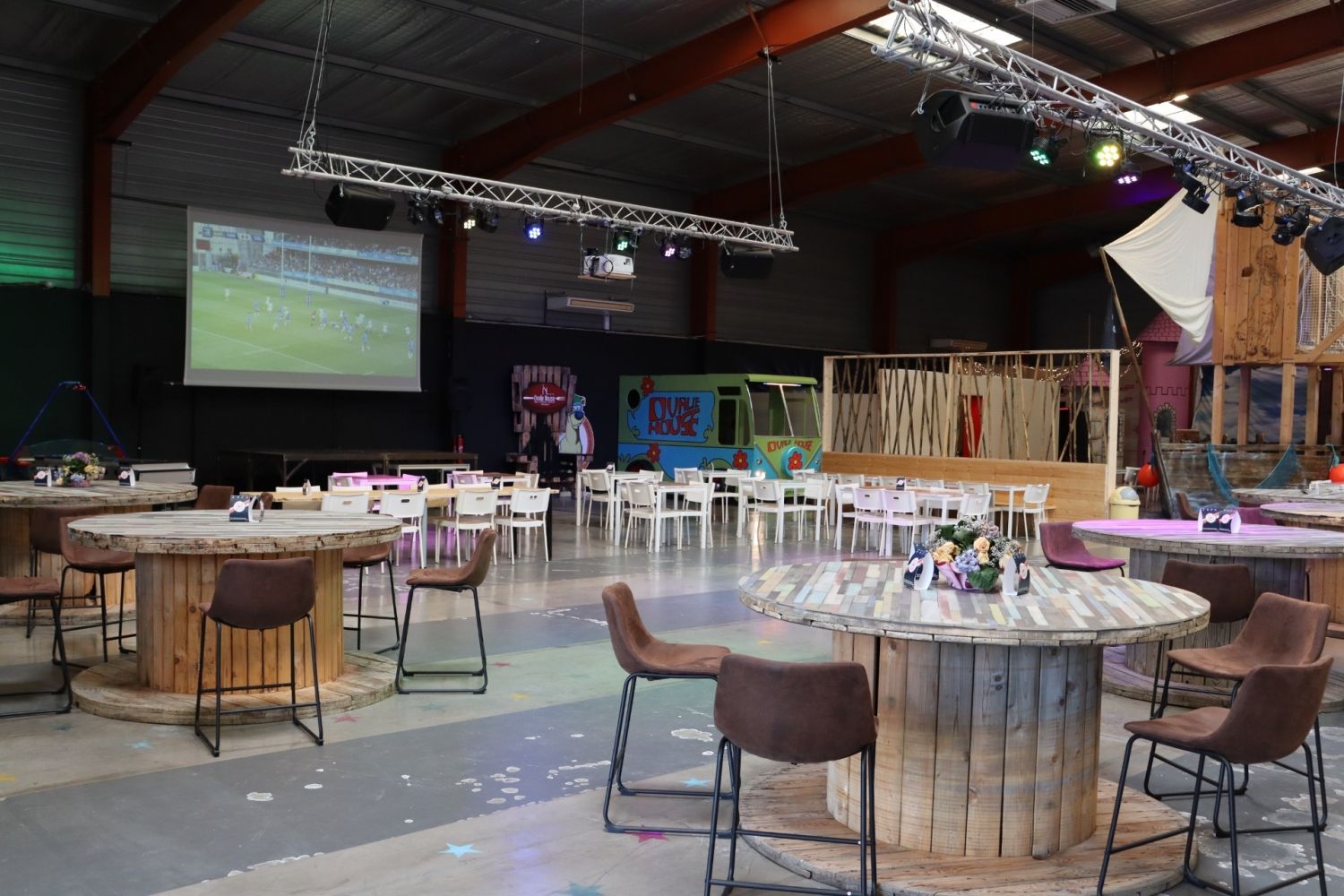 Salle de réception et une aire de jeux