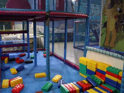 Salle de réception et une aire de jeux