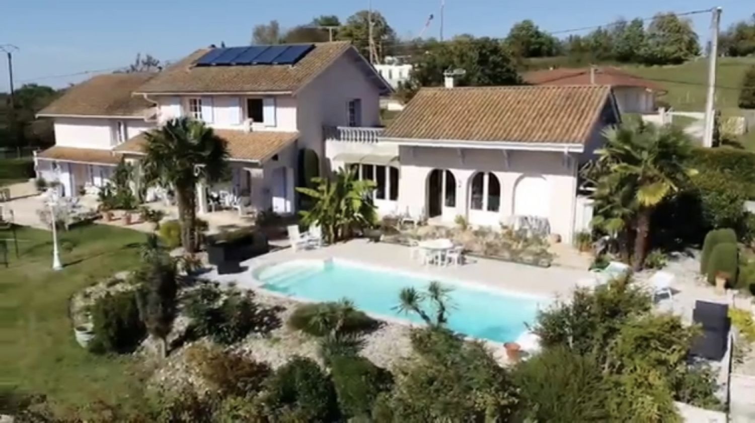 Estate with swimming pool in the heart of lush vegetation