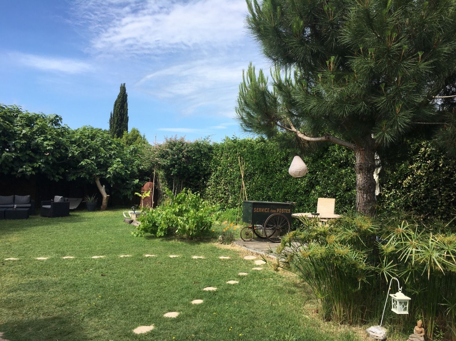 Bucolic garden between port and sea