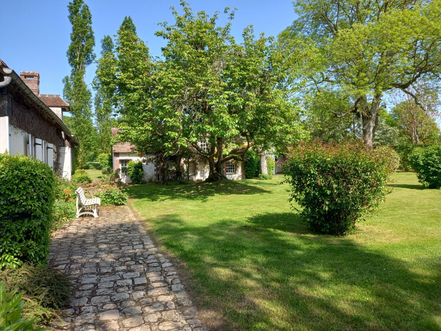 Longère with 10,000 m² of field and orchard