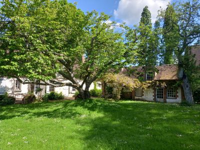 Longère with 10,000 m² of field and orchard
