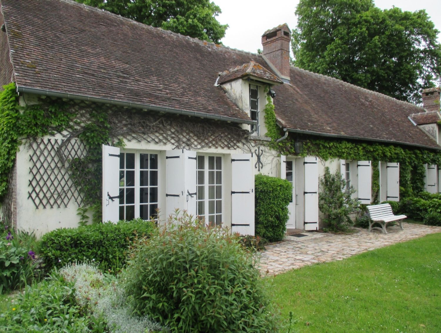 Longère with 10,000 m² of field and orchard