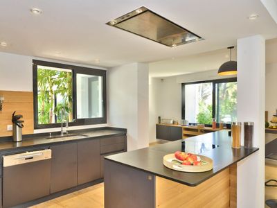 Villa moderne avec jardin d'hiver exotique