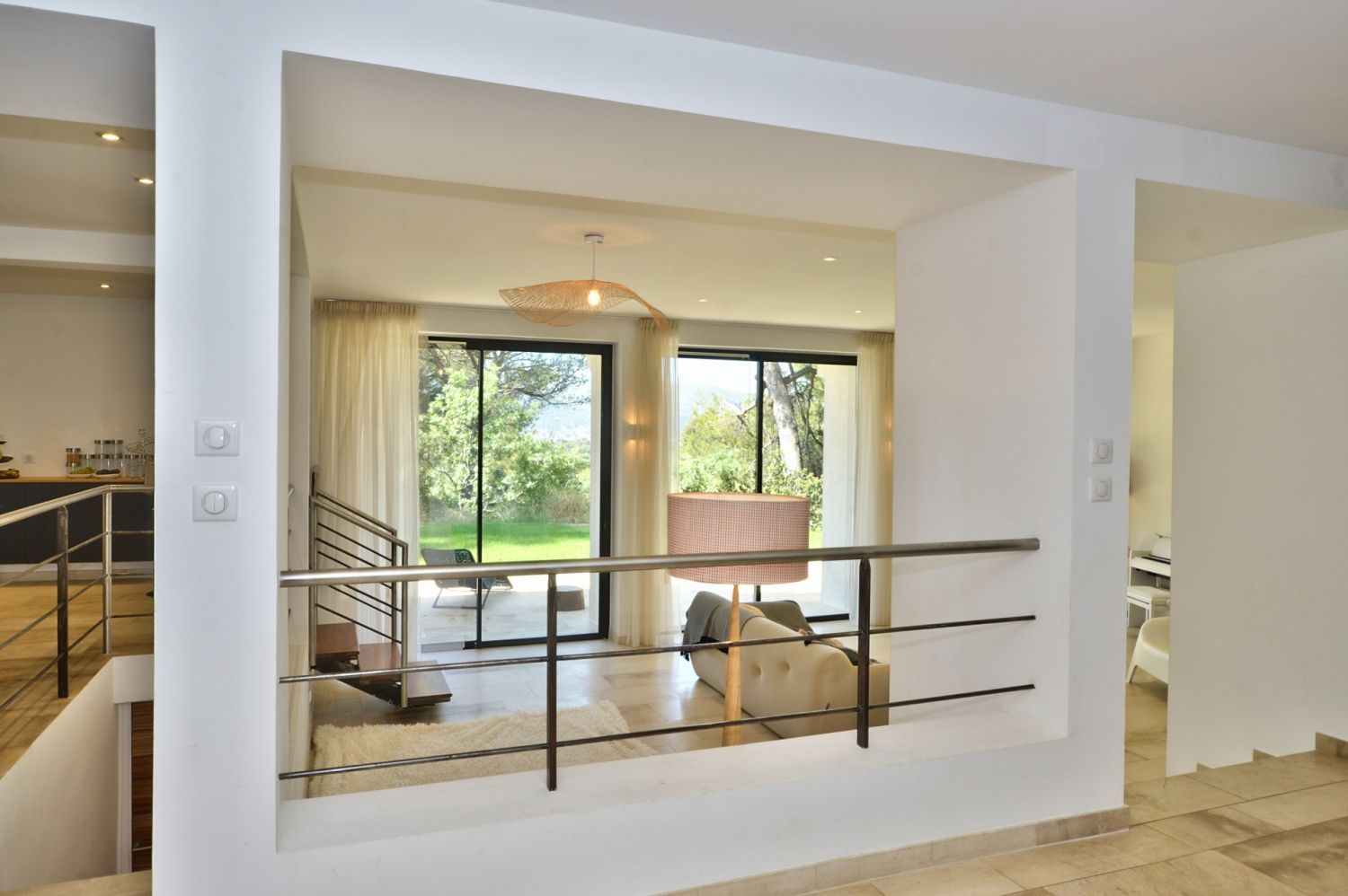 Villa moderne avec jardin d'hiver exotique