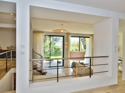 Villa moderne avec jardin d'hiver exotique