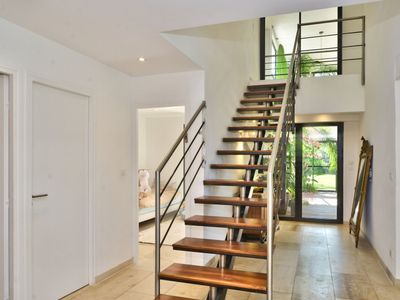 Villa moderne avec jardin d'hiver exotique