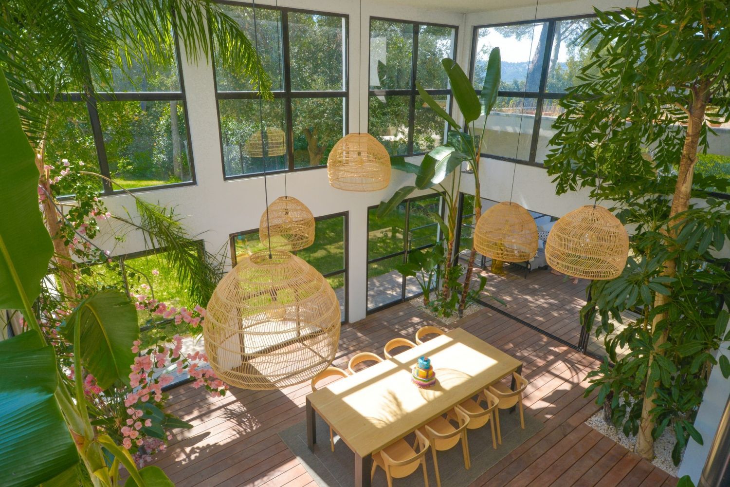 Villa moderne avec jardin d'hiver exotique