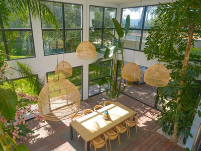 Villa moderne avec jardin d'hiver exotique