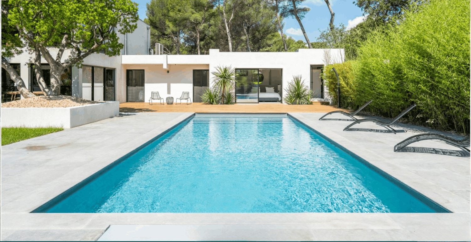 Villa moderne avec jardin d'hiver exotique