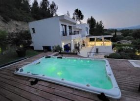 Villa with heated swimming pool