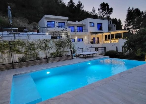 Villa with heated swimming pool