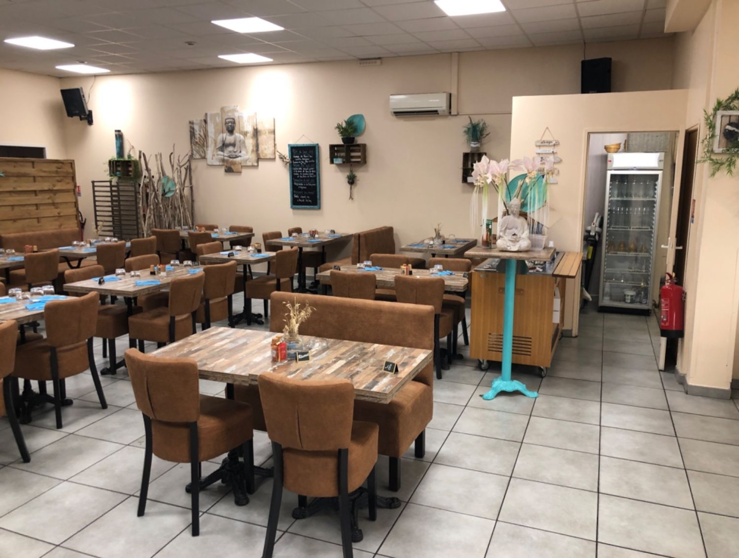 Salle de restaurant 92 couvert et terrasse de 50 places