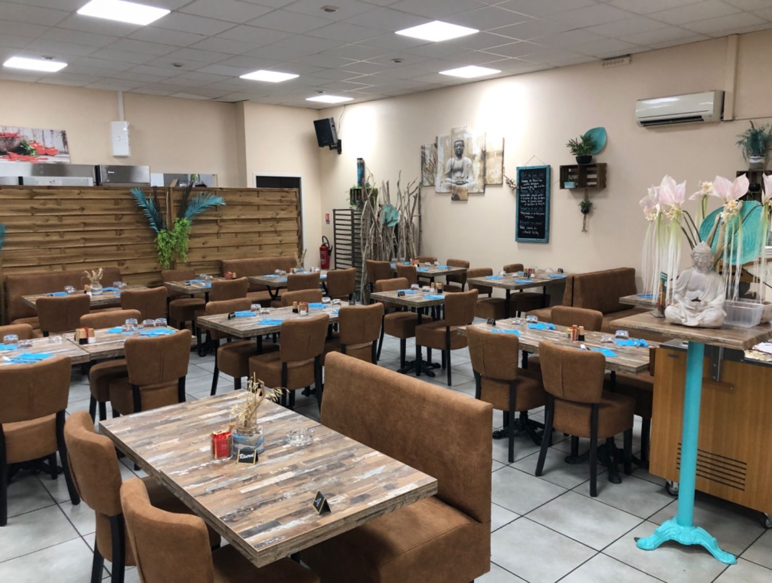 Salle de restaurant 92 couvert et terrasse de 50 places