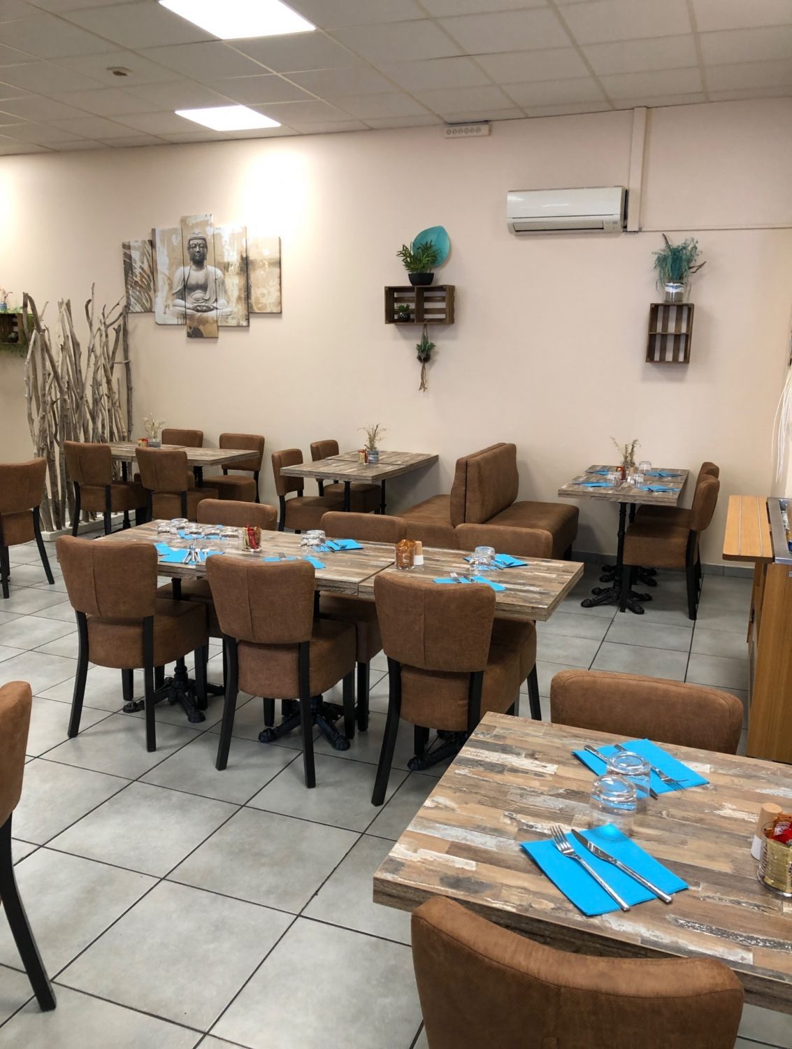 Salle de restaurant 92 couvert et terrasse de 50 places