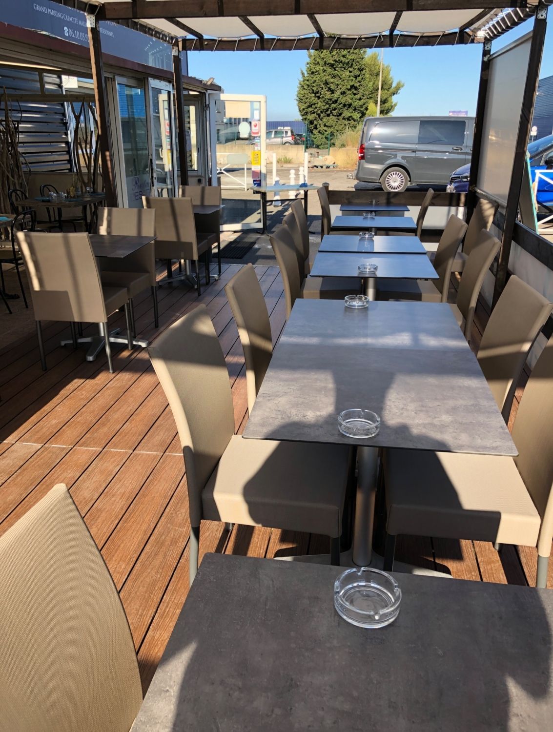 Salle de restaurant 92 couvert et terrasse de 50 places