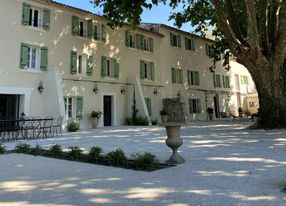 Bastide with swimming pool in lavender