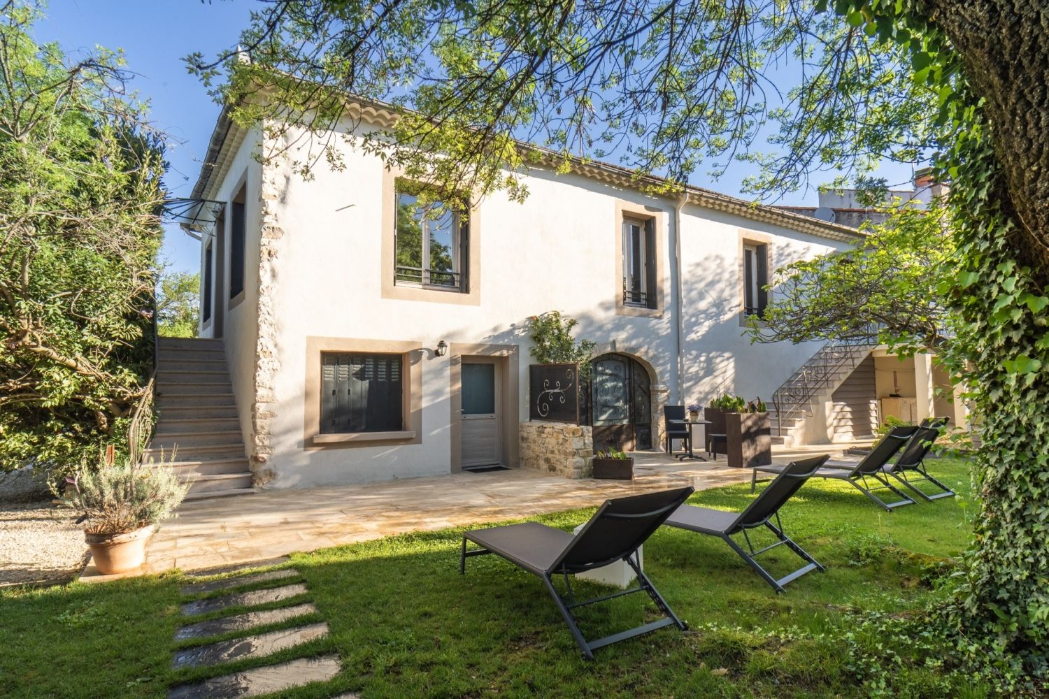 House with a meeting room