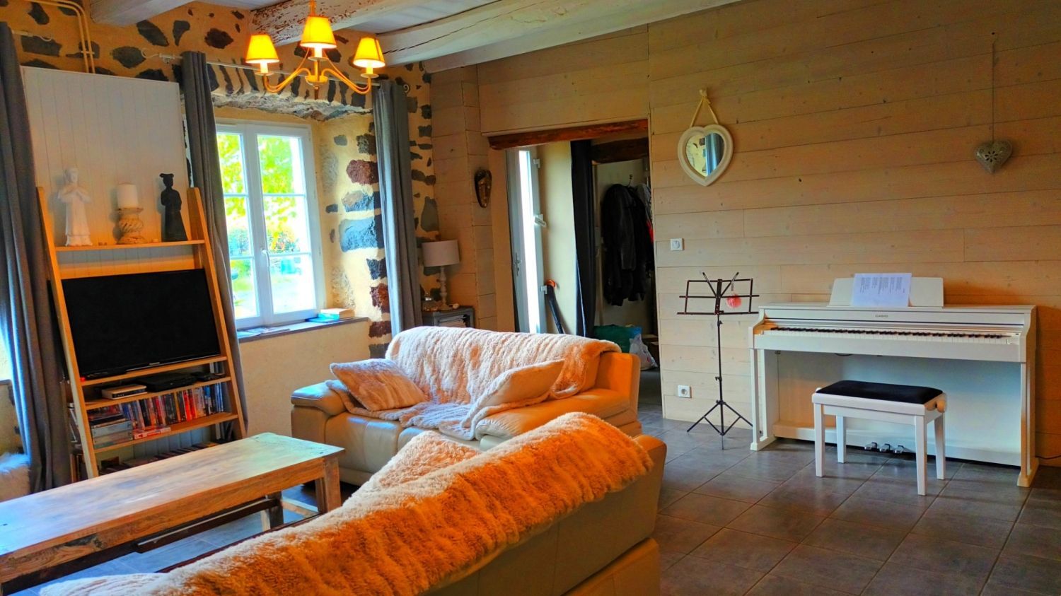 Renovated 300 m² farmhouse with Irish bar