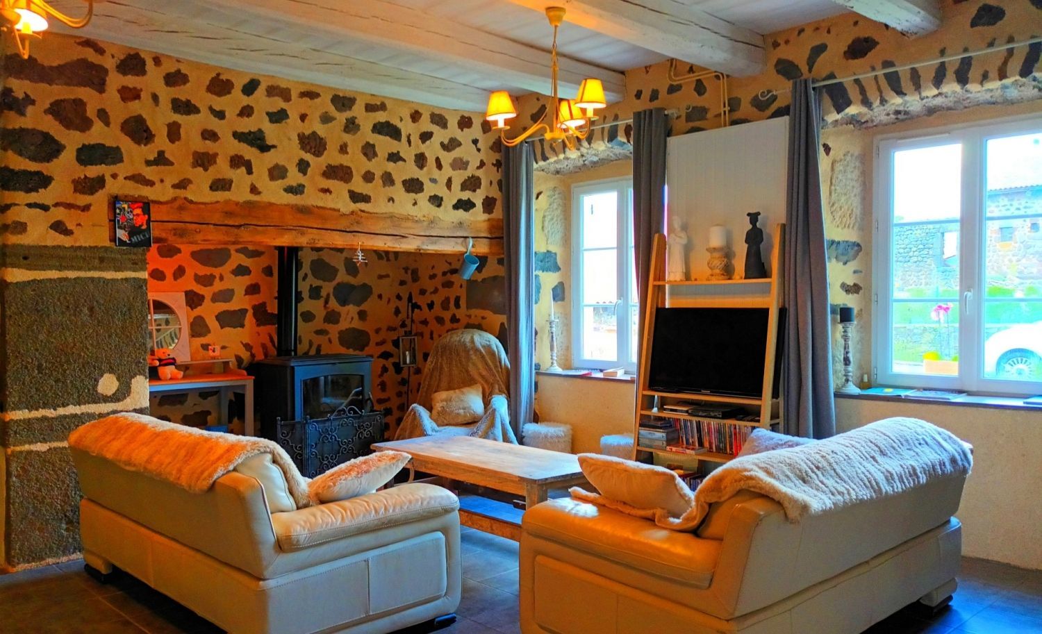 Renovated 300 m² farmhouse with Irish bar