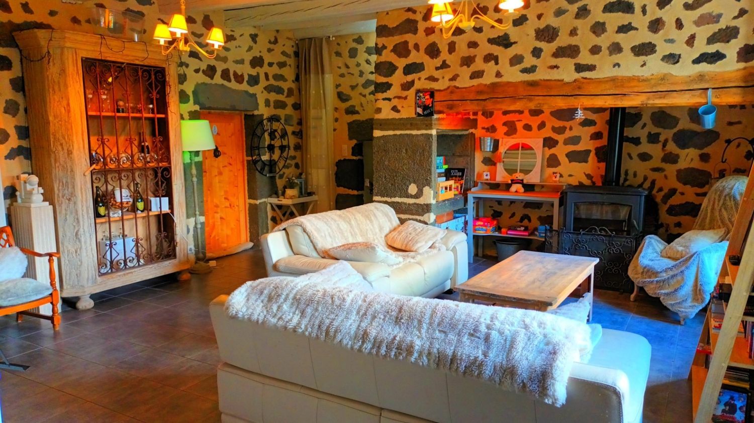 Renovated 300 m² farmhouse with Irish bar
