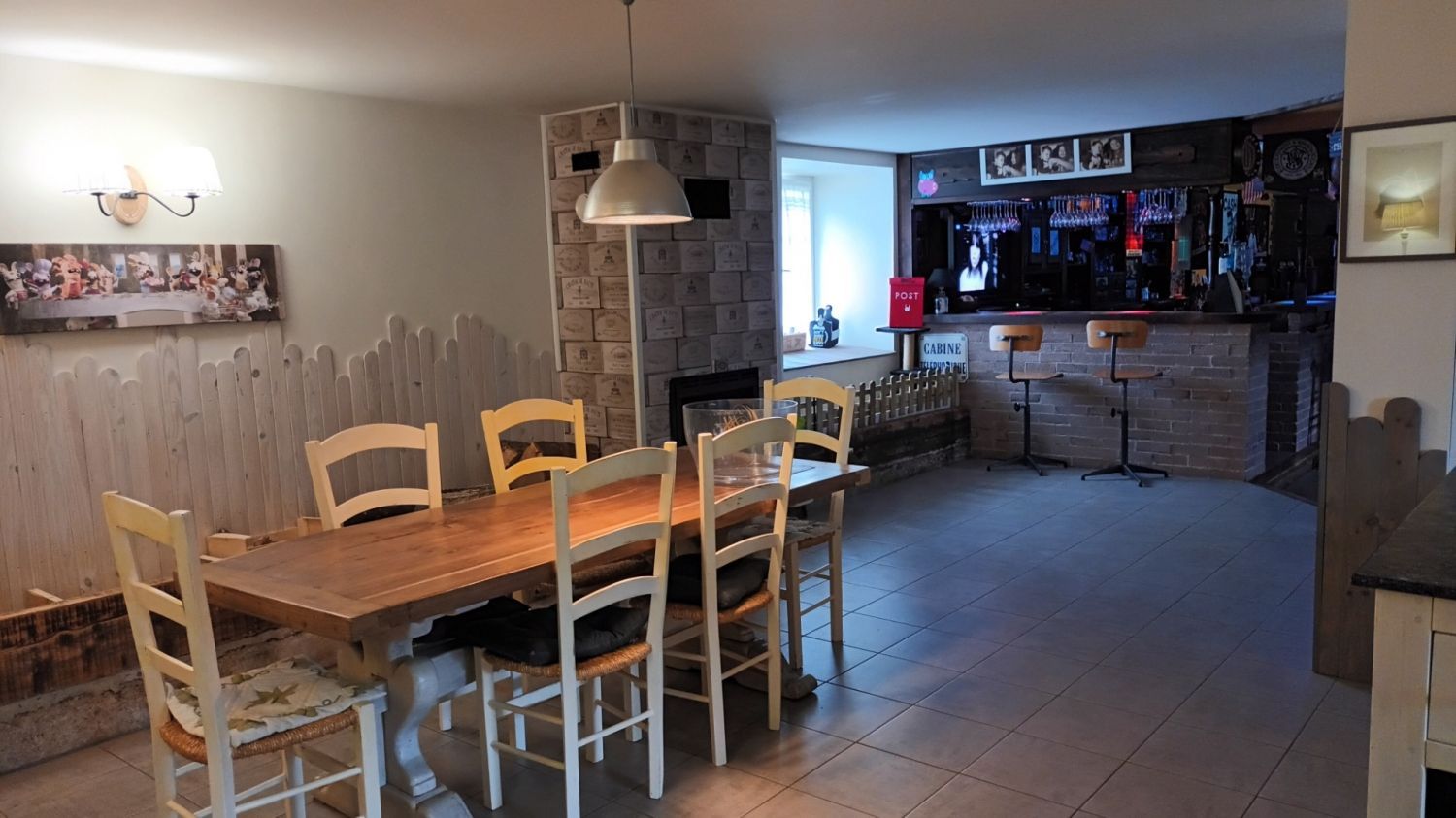 Renovated 300 m² farmhouse with Irish bar