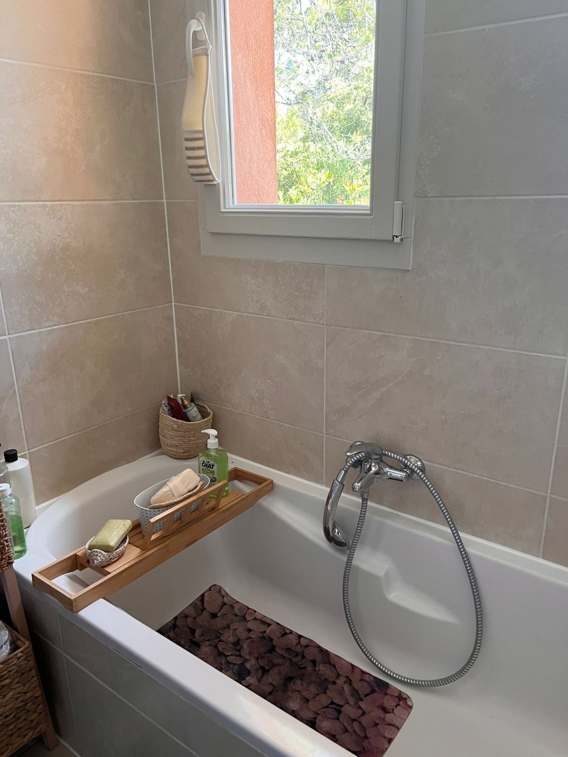 80 m² terrace with swimming pool and 4000 m² park